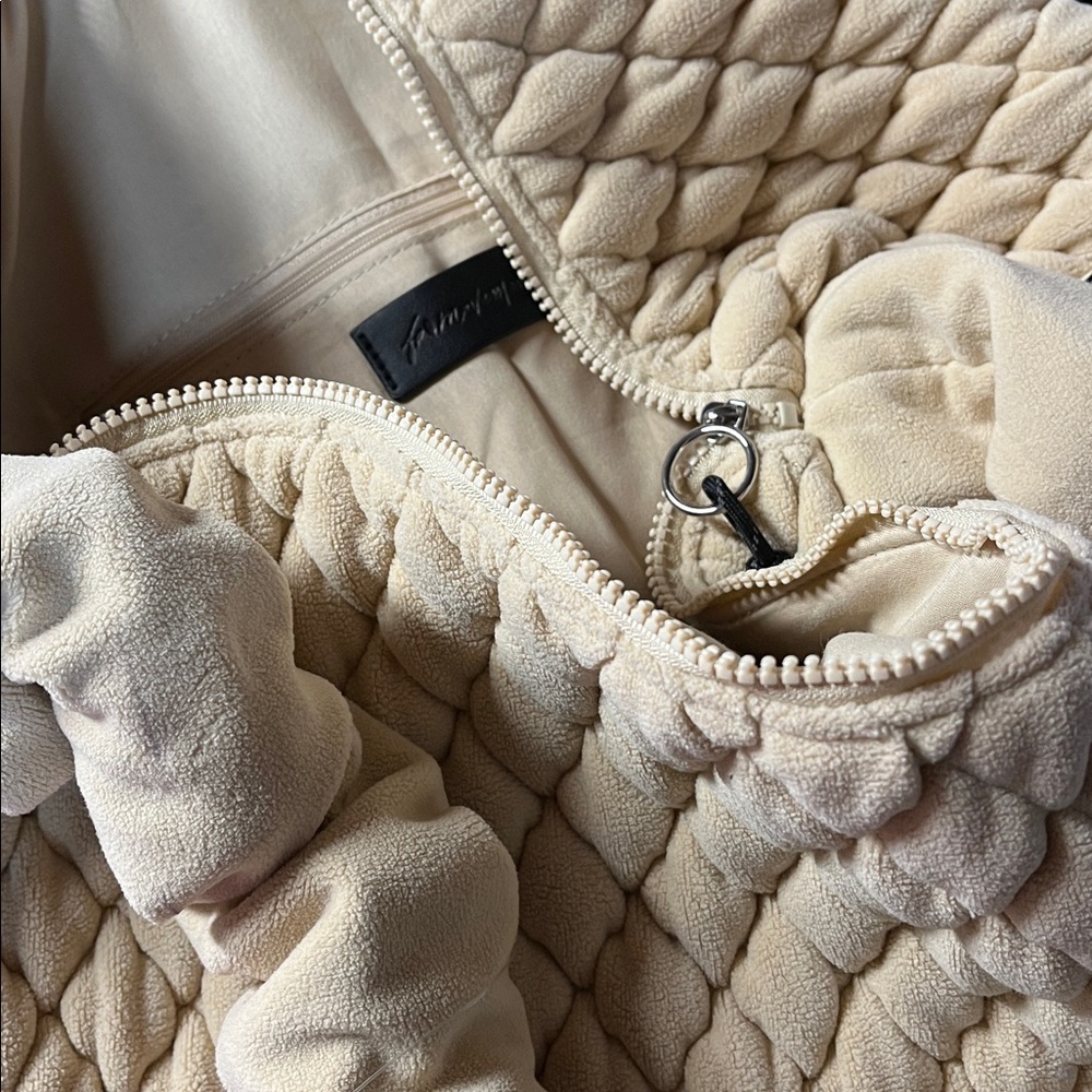 Free People Pucker Up Fleece Elegant Cream Quilted Shoulder Bag New - Picture 3 of 6